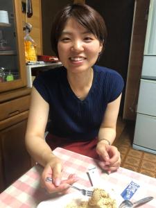 eine Frau, die mit einem Teller Essen an einem Tisch sitzt in der Unterkunft Nouka Minsyuku Nakajima - Vacation STAY 99829 in Mima