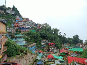 un montón de casas en la cima de una montaña en Sat Chit Ananda bhavan, en Darjeeling