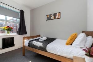 a bedroom with a bed and a window at *Discounts/Contractors/WIFI/Free Parking/Smart TV in Gateshead