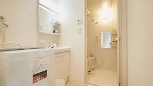 ein weißes Badezimmer mit Waschbecken und Toilette in der Unterkunft Marvelous Higashioi - Vacation STAY 53210v in Tokio