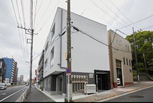 ein Gebäude am Straßenrand in der Unterkunft Marvelous Higashioi - Vacation STAY 53210v in Tokio