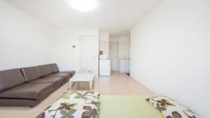 ein Wohnzimmer mit Sofa und Tisch in der Unterkunft Marvelous Higashioi - Vacation STAY 53210v in Tokio + 15 Fotos