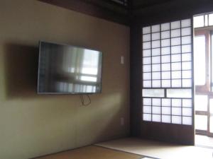 沼津市にあるMarina and Numazu 2F - Vacation STAY 11221vの窓2つ付きの部屋の角にテレビが備わります。