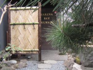 沼津市にあるMarina and Numazu 2F - Vacation STAY 11221vの庭園の看板入り木門 +13枚の写真