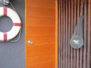 ein Holzschrank mit einer Schwimmweste und einer Schwimmweste in der Unterkunft Marina and Numazu DX1F - Vacation STAY 64527v in Numazu