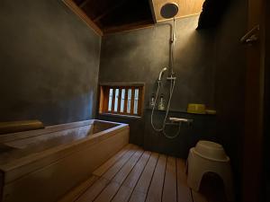 ein Badezimmer mit Badewanne und Toilette in der Unterkunft Marina and Numazu DX1F - Vacation STAY 64527v in Numazu + 15 Fotos