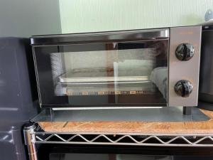 名户NAGO Sakura Resort Inn - Vacation STAY 14447v的烤箱,门开在柜台上