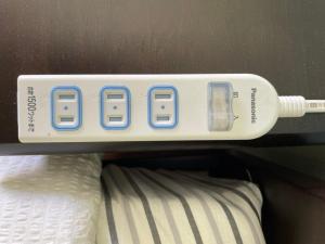 名户NAGO Sakura Resort Inn - Vacation STAY 14447v的床上的遥控器