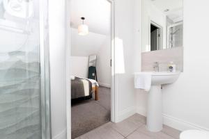 a bathroom with a sink and a mirror at *Discounts/Contractors/WIFI/Free Parking/Smart TV in Gateshead +19 photos