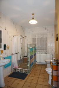 a bathroom with a shower and a toilet and a sink at Casa Rural RosaVera in Ossa de Montiel