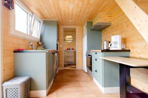 een keuken in een tiny house met een houten plafond bij La Tiny d'Utah Beach - Proche de la plage in Sainte-Marie-du-Mont +7 foto's