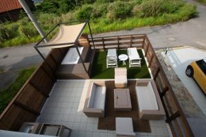 eine Aussicht über ein Haus mit einem Tisch und Stühlen in der Unterkunft The Moves -CinemaVilla- - Vacation STAY 12376v in Shushi