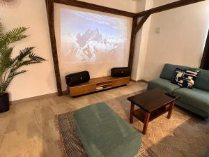 ein Wohnzimmer mit einem Sofa und Bergblick in der Unterkunft The Moves -CinemaVilla- - Vacation STAY 12376v in Shushi