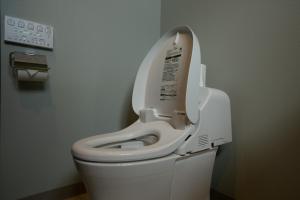ein weißes WC mit Deckel im Bad in der Unterkunft The Moves -CinemaVilla- - Vacation STAY 12376v in Shushi + 39 Fotos