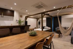 ein Wohnzimmer mit einer Hängematte in einem Zimmer in der Unterkunft The Moves -CinemaVilla- - Vacation STAY 12376v in Shushi