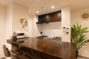 eine Küche mit einer großen Arbeitsplatte aus Holz in der Unterkunft The Moves -CinemaVilla- - Vacation STAY 12376v in Shushi