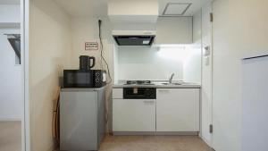 東京にあるMarvelous Kinshicho - Vacation STAY 12770vの小さなキッチン(白いキャビネット、電子レンジ付)