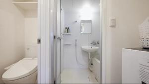 東京にあるMarvelous Kinshicho - Vacation STAY 12770vのトイレと洗面台を備えた白いバスルーム +13枚の写真