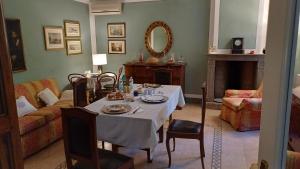a living room with a table and a couch at B&B IL NAVIGLIO di Antonelli Fabio in Bastiglia