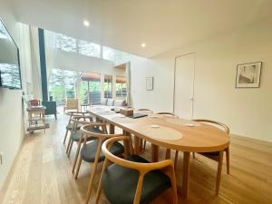 una sala da pranzo con un lungo tavolo e sedie di Karuizawa House Villa - Vacation STAY 16963v a Oiwake