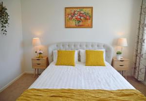 Ένα ή περισσότερα κρεβάτια σε δωμάτιο στο Gables Box hill Maraylya Two Level House 14ppl