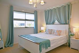 Ένα ή περισσότερα κρεβάτια σε δωμάτιο στο Gables Box hill Maraylya Two Level House 14ppl