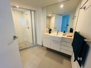 Bilik mandi di Harbor Nest Southport CBD 2B APT +8 gambar