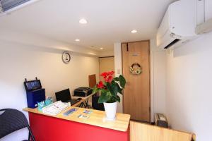 ein Büro mit einem Schreibtisch mit einer Blumenvase darauf in der Unterkunft Kaoru xiang po po inn - Vacation STAY 17487v in Kyoto
