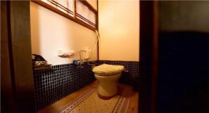 Rural house for rent - Vacation STAY 18282v في Susami: حمام مع مرحاض في غرفة صغيرة +13 صورة