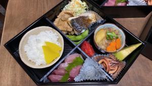 Rural house for rent - Vacation STAY 18282v في Susami: صندوق مليء بأنواع مختلفة من السوشي والأرز