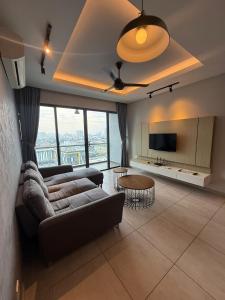 un salon avec un canapé et une table dans l'établissement 5min to Jonker Walk Town Area by De Avenue Stay, à Malacca