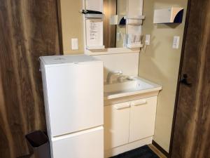 五島市にあるHiroma - Vacation STAY 18696vの小さなキッチン(白い冷蔵庫、シンク付)