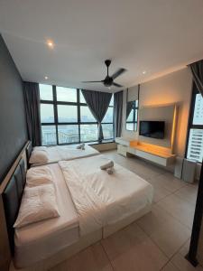 une chambre avec deux lits et une télévision à écran plat dans l'établissement 5min to Jonker Walk Town Area by De Avenue Stay, à Malacca