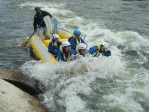 eine Gruppe von Menschen in einem Floß im Wasser in der Unterkunft Daichan Farm Guest House - Vacation STAY 19130v in Ōya + 17 Fotos