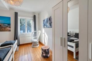 Ostorfer HalsSonnenhaus am See的有两张床和一扇窗户的卧室