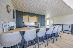 a kitchen with a bar with chairs in a room at Luxury Villa Havu in Himos