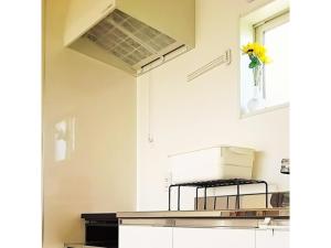 a kitchen with a flower in a vase on the wall at Orizon - Vacation STAY 21783v in Minamiboso