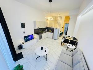Kuchyň nebo kuchyňský kout v ubytování Egkremou apartment