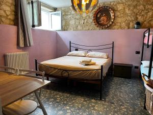 - une chambre avec un lit, une table et un banc dans l'établissement Villa Angelina Via Barana 8, à Vérone
