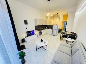 Kuchyň nebo kuchyňský kout v ubytování Egkremou apartment