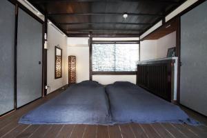 a large bed in a room with a window at Yururi - Vacation STAY 19684v in Oda