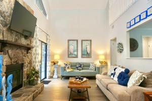 Χώρος καθιστικού στο 5BR House - Pool - Hot Tub - 8 Min to Hannah Park