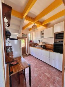 Nhà bếp/bếp nhỏ tại Maison de pêcheur Loguivy de la mer