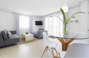 Una sala de estar con una mesa de cristal con una planta. en Diwa Lodge Boracay, en Boracay 2 fotos más