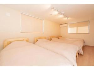 富士河口湖Fuji Fabric stay - Vacation STAY 19980v的房间里有两张床，铺着白色的床单