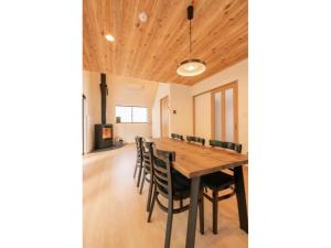 富士河口湖Fuji Fabric stay - Vacation STAY 19980v的配有木桌椅的餐厅 更多31张照片