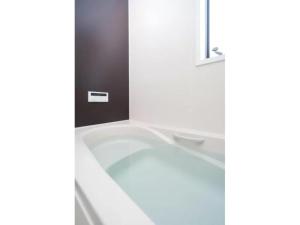 富士河口湖Fuji Fabric stay - Vacation STAY 19980v的带浴缸的浴室和水槽