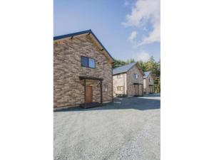 富士河口湖Fuji Fabric stay - Vacation STAY 19980v的带有车道的石头房子的图象