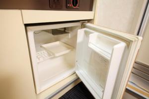 un frigorifero vuoto con la porta aperta in una cucina di Monthly Mansion Tokyo West 21 - Vacation STAY 10874 a Fuchū