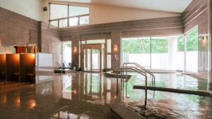 Una habitación grande con agua en el suelo y una escalera. en Ferri Endolph - Vacation STAY 50184v, en Naka-satsunai